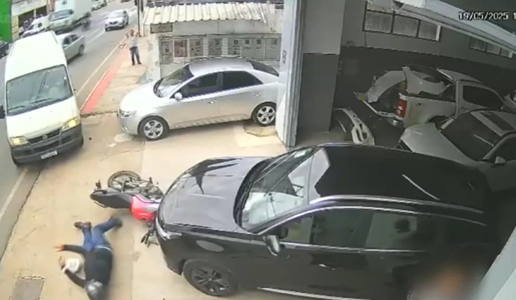 Motociclista ficou no chão após acidente e condutor da van prestou socorro. Foto: Reprodução/ TV Vitória Motociclista ficou no chão após acidente e condutor da van prestou socorro. Foto: Reprodução/ TV Vitória