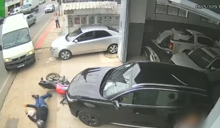Motociclista ficou no chão após acidente e condutor da van prestou socorro. Foto: Reprodução/ TV Vitória