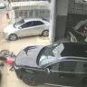 Motociclista ficou no chão após acidente e condutor da van prestou socorro. Foto: Reprodução/ TV Vitória