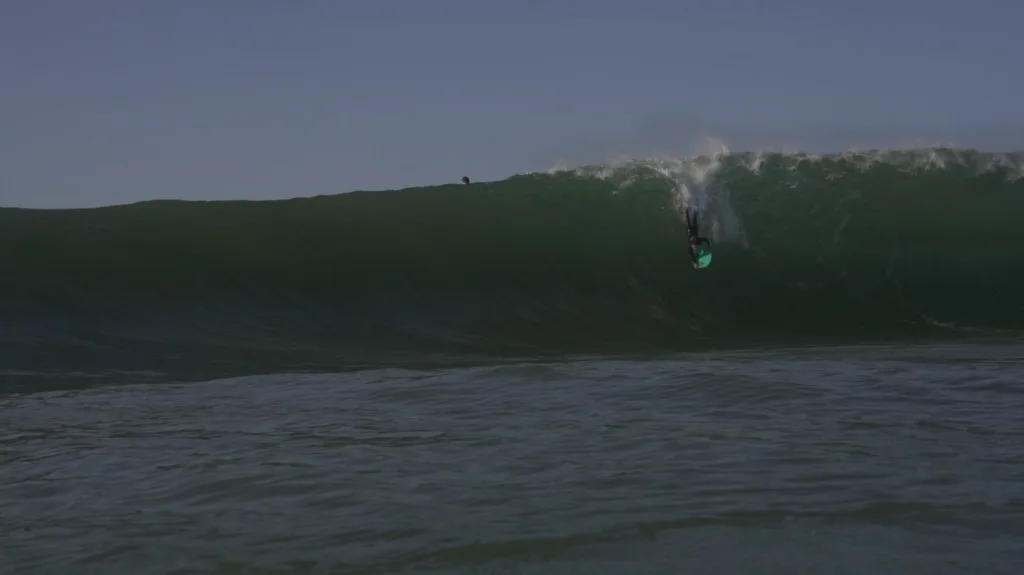 Sessão de surfe de ondas grandes no pico chamado de 2012, em Vila Velha