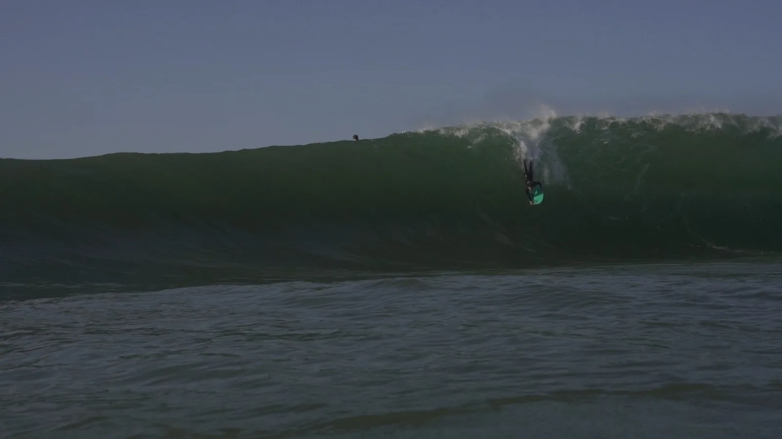 Sessão de surfe de ondas grandes no pico chamado de 2012, em Vila Velha