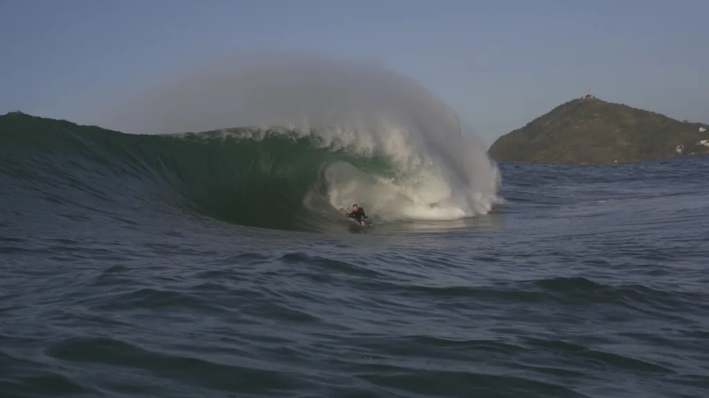 Sessão de surfe de ondas grandes no pico chamado de 2012, em Vila Velha