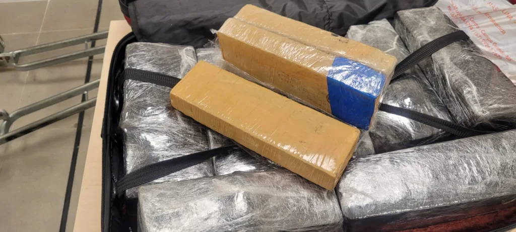 Jovem presa por trafico de drogas