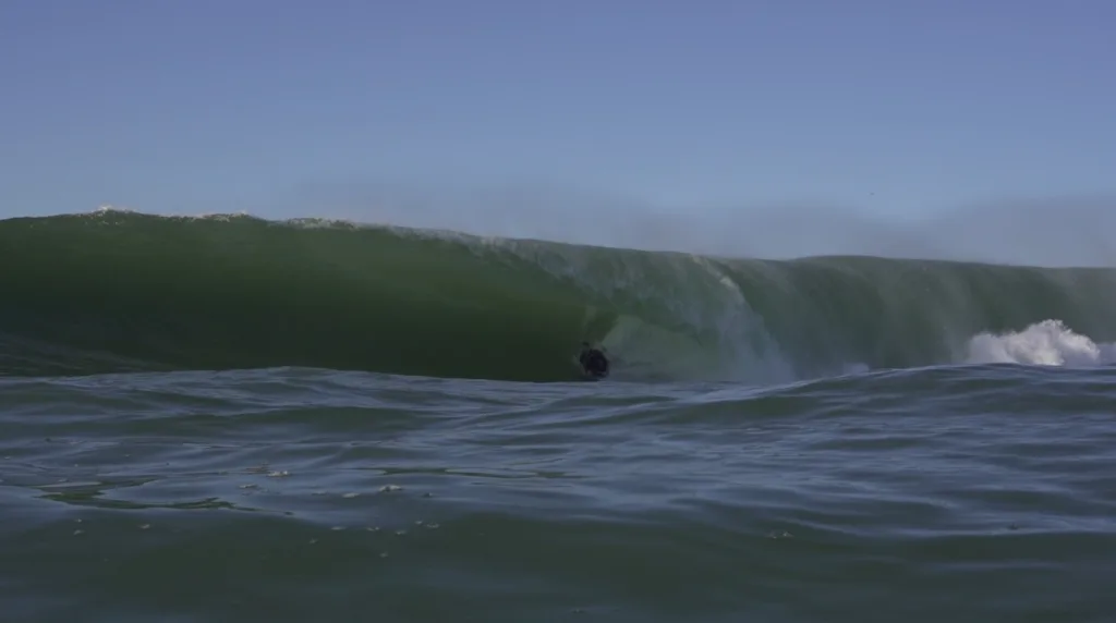 Sessão de surfe de ondas grandes no pico chamado de 2012, em Vila Velha