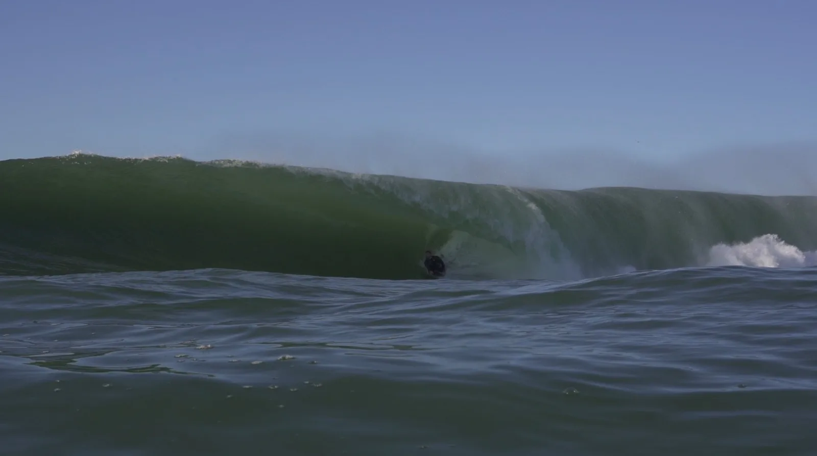 Sessão de surfe de ondas grandes no pico chamado de 2012, em Vila Velha