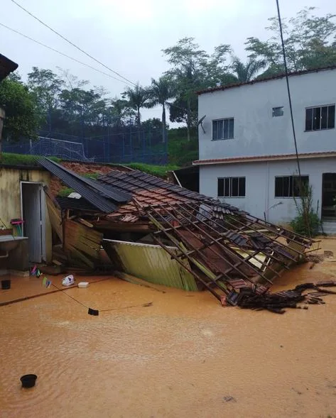 Deslizamento de terra atinge três casas e deixa oito pessoas desalojadas em Venda Nova