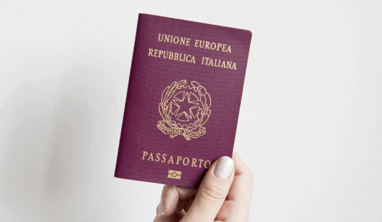 Passaporte italiano. Foto: Canva Pro 