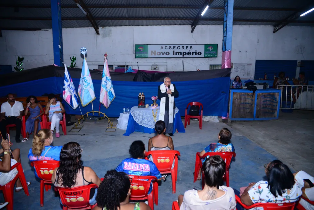 Padre abençoa a Novo Império