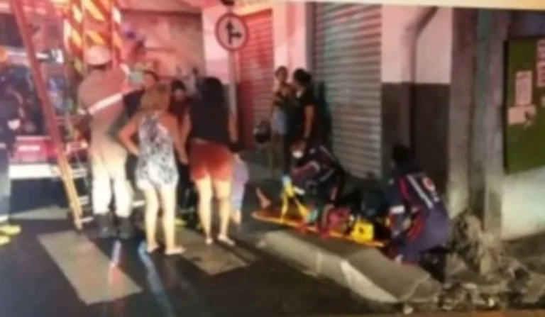 Mulher foi socorrida por vizinhos e levada ao hospital pelo Samu 

Reprodução/Folha Vitória