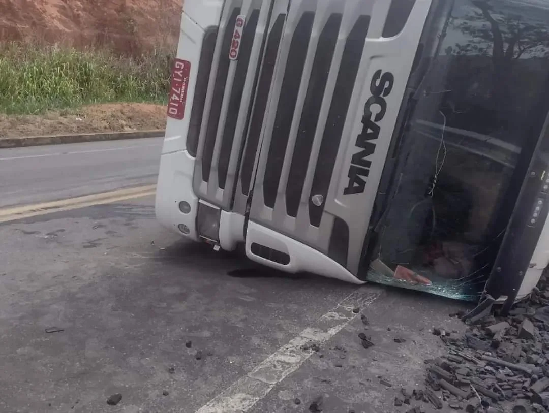 Tomba carreta BR 259
