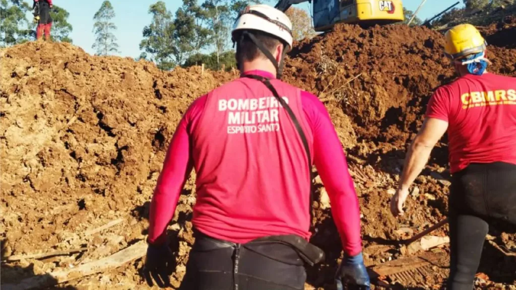 Bombeiros do ES resgatam corpo de vítima soterrada
