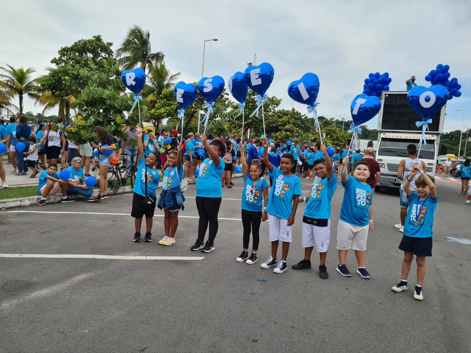 Caminhada dos Autistas reúne multidão em Camburi