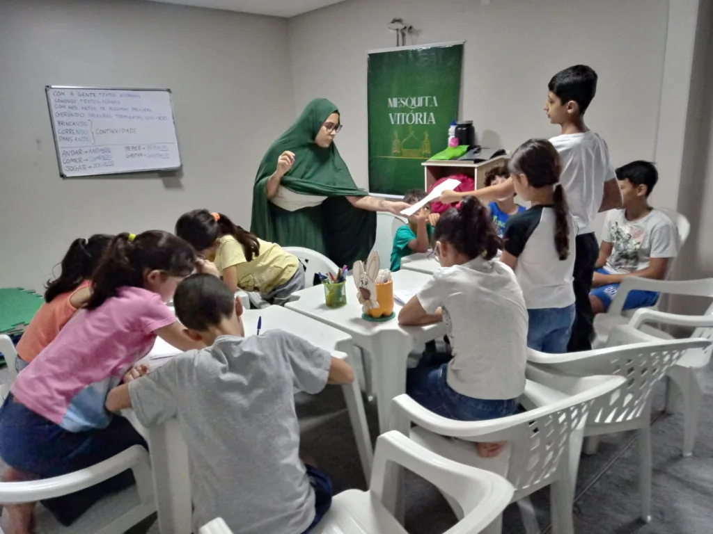 Crianças palestinas na Mesquita de Vitória