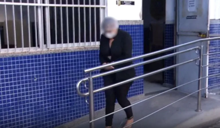 Mulher foi levada à Delegacia de Vila Velha, onde foi autuada em flagrante por roubo qualificado. Foto: Reprodução/ TV Vitória