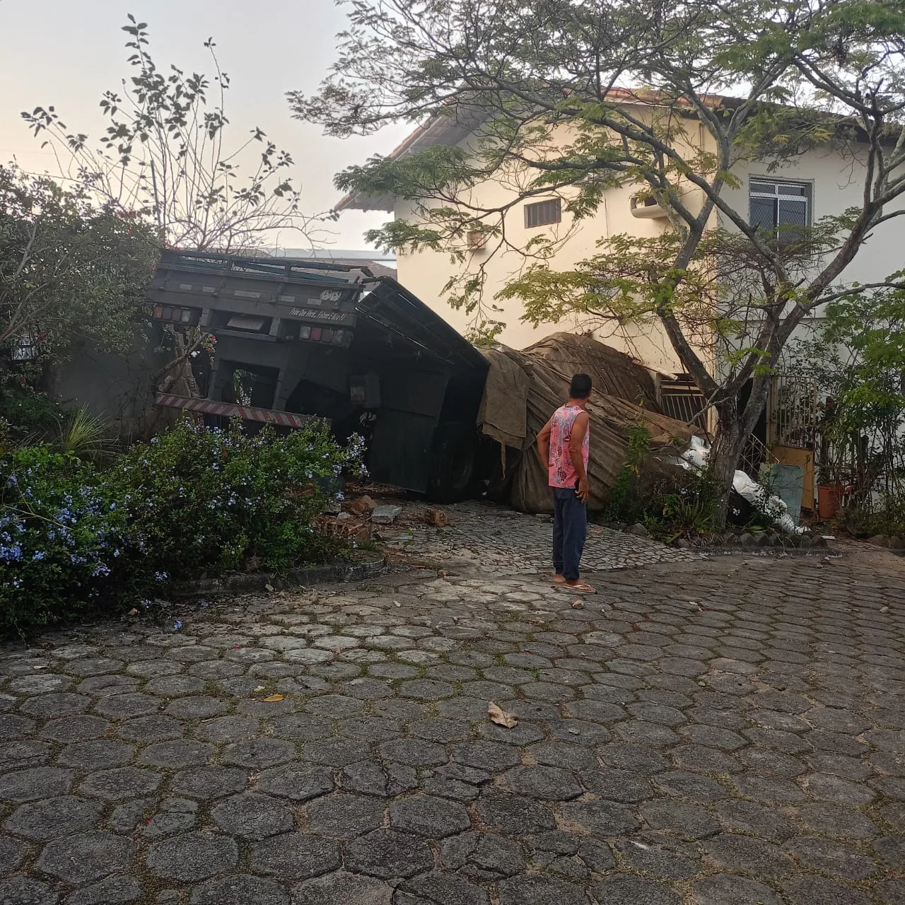 Carro invade casa