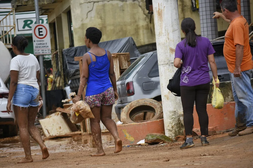 Chuvas no ES, pessoas procuram por roupas e alimentos na lama