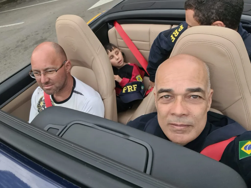 Menino é escoltado