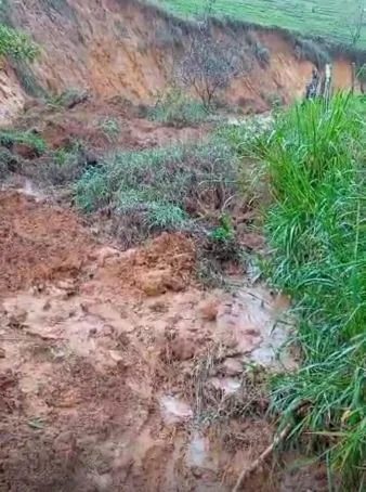 Terra desliza e interdita parcialmente estrada em Guaçuí