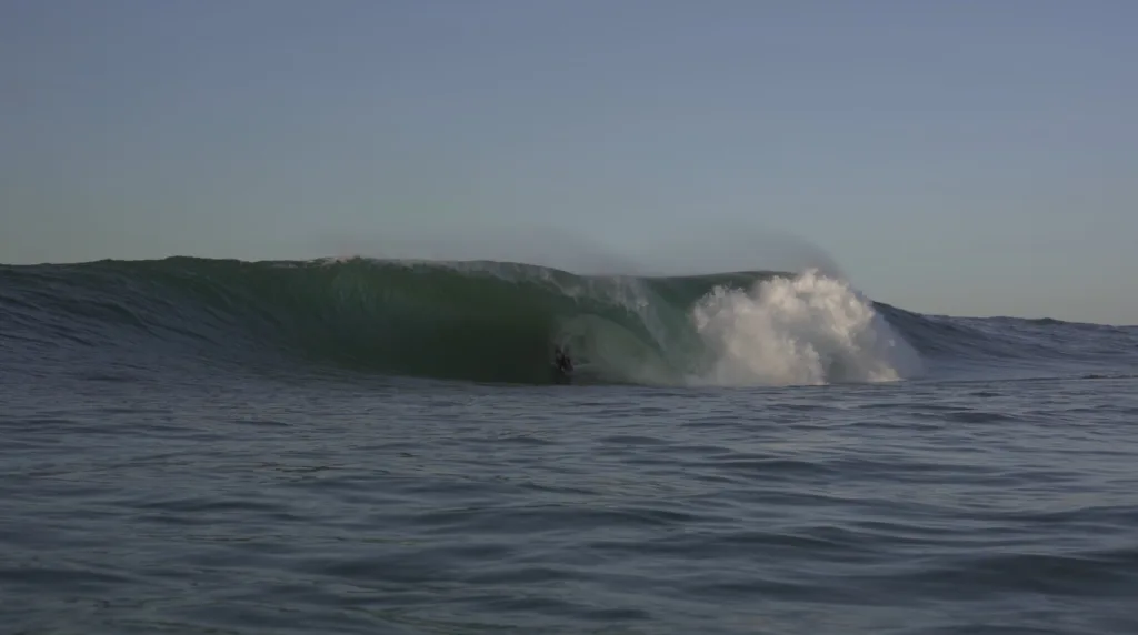 Sessão de surfe de ondas grandes no pico chamado de 2012, em Vila Velha