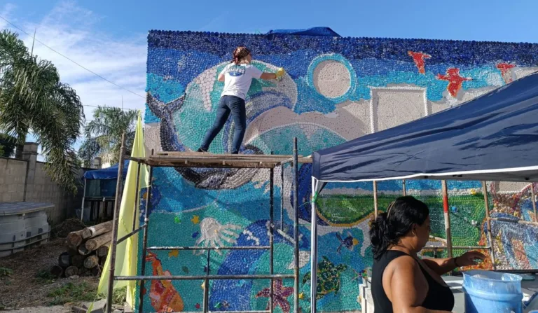Eco Mural foi feito com 30 mil tampinhas plásticas recolhidas por voluntários. Foto: Marelli Soares/ Instituto Goiamum