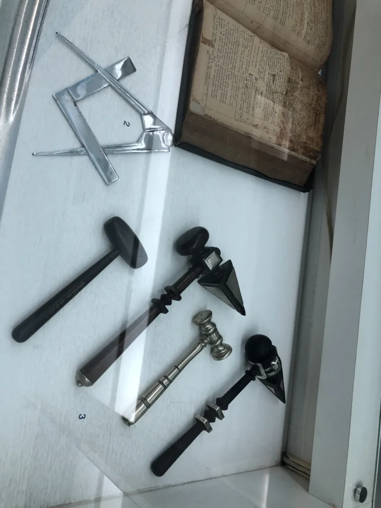 objetos maçônicos em loja de Vitória