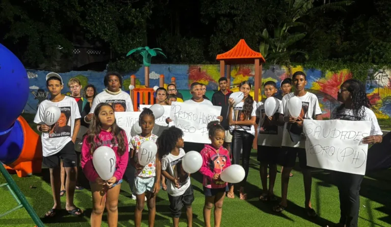Familiares e amigos do jovem prestaram homenagem a Pedro Henrique

Foto: Marcinha do Ibes