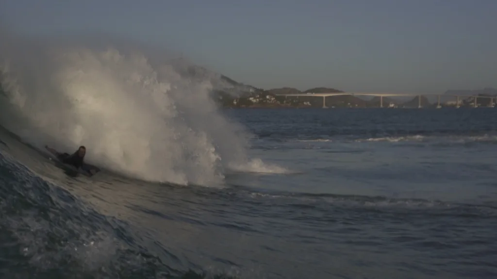 Sessão de surfe de ondas grandes no pico chamado de 2012, em Vila Velha