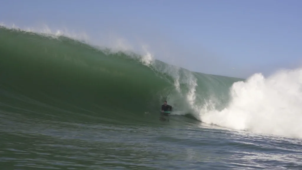 Sessão de surfe de ondas grandes no pico chamado de 2012, em Vila Velha