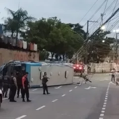 Ônibus do Transcol tomba em Cariacica