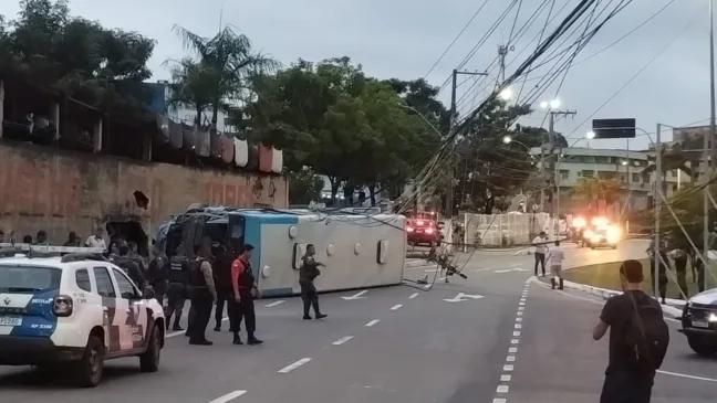 Ônibus do Transcol tomba em Cariacica