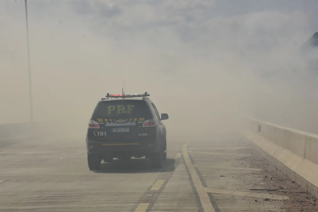 Bombeiros atuam em incêndio em área de turfa