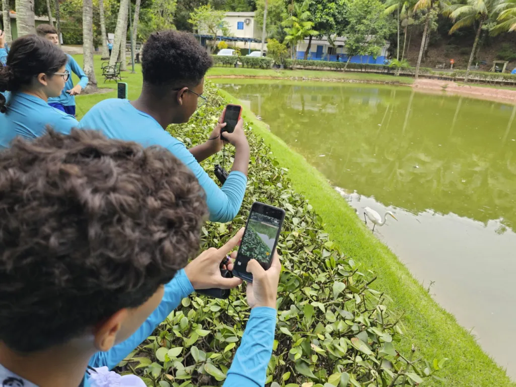 Ações de incentivo à observação da natureza Pessoas participam de atividades ao ar livre para observar e fotografar a biodiversidade local