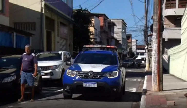 Viatura da Guarda Municipal circulava por Maria Ortiz após ataque a tiros. Foto: Reprodução/ TV Vitória