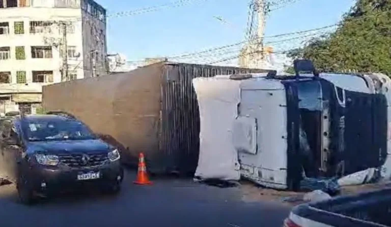 Seguradora esteve no local, mas ainda não retirou o veículo

Reprodução/TV Vitória