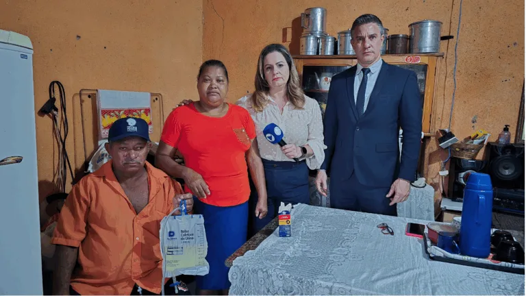 Manoel e a esposa Marineide com Marcelle Altoé e o advogado Eduardo Fernandes. Foto: Conexão Justiça