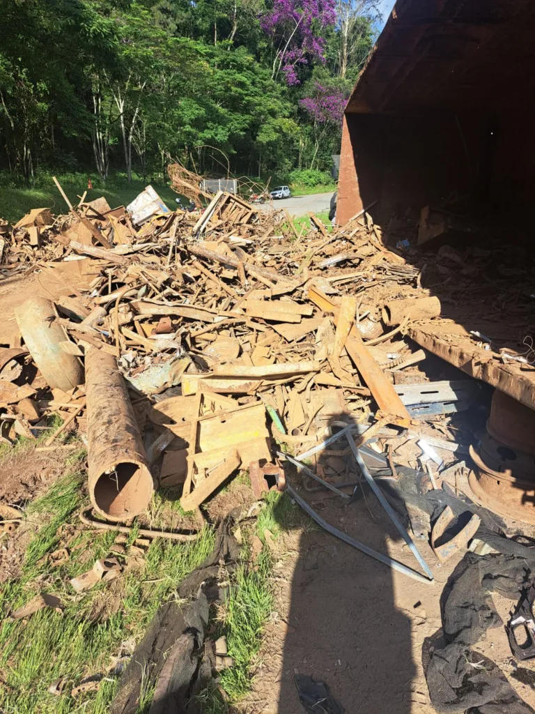 Destruição após acidente em Marechal Floriano