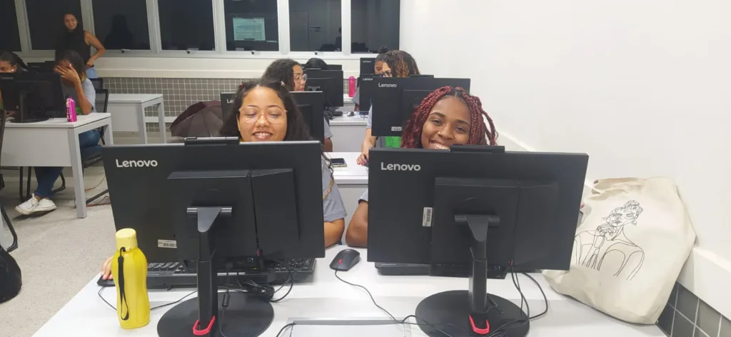 IOB ensina TI a jovens negros