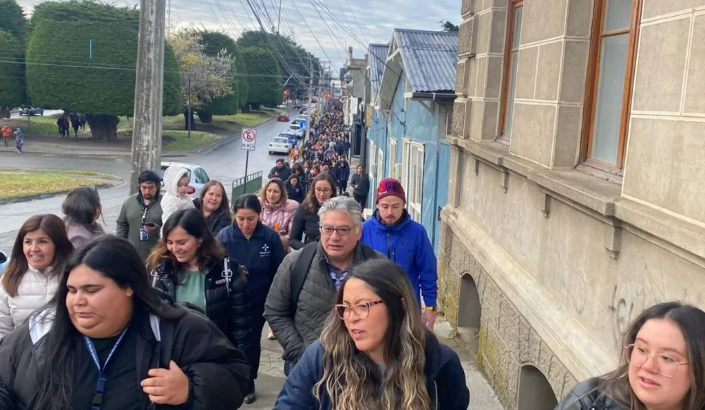 Moradores de Punta Arenas, no Chile, deixam suas casas após alerta de tsunami Moradores de Punta Arenas, no Chile, deixam suas casas após alerta de tsunami