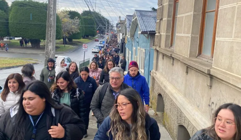 Moradores de Punta Arenas, no Chile, deixam suas casas após alerta de tsunami