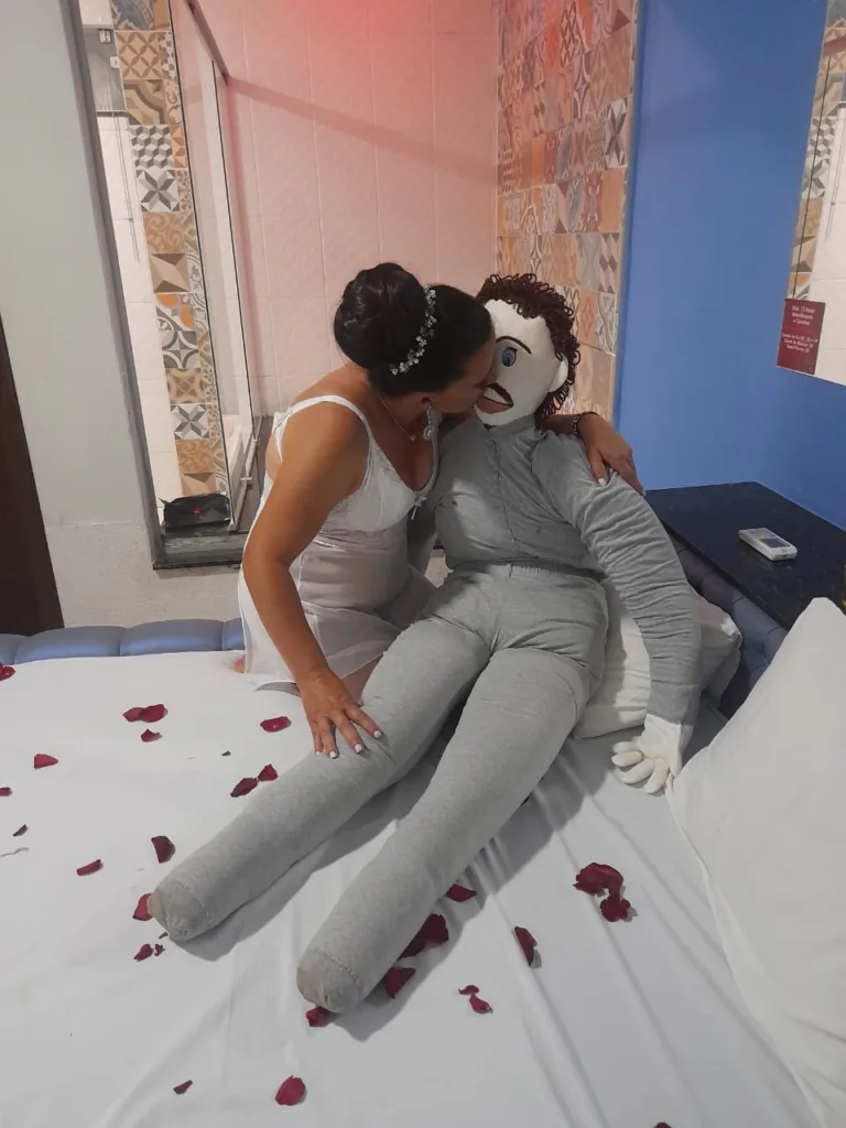 Mulher se casa com boneco de pano em Minas Gerais