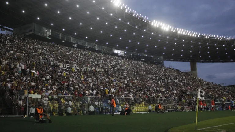 Torcida do RIo Branco no estádio Kleber Andrade
