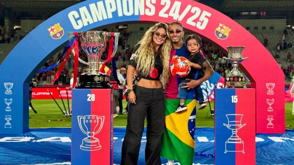 Raphinha comemora com a família o título do Barcelona Raphinha comemora com a família o título do Barcelona