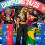 Raphinha comemora com a família o título do Barcelona