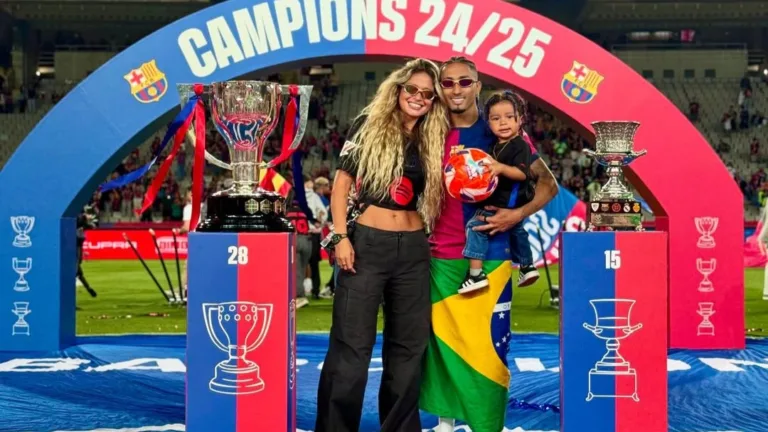 Raphinha comemora com a família o título do Barcelona