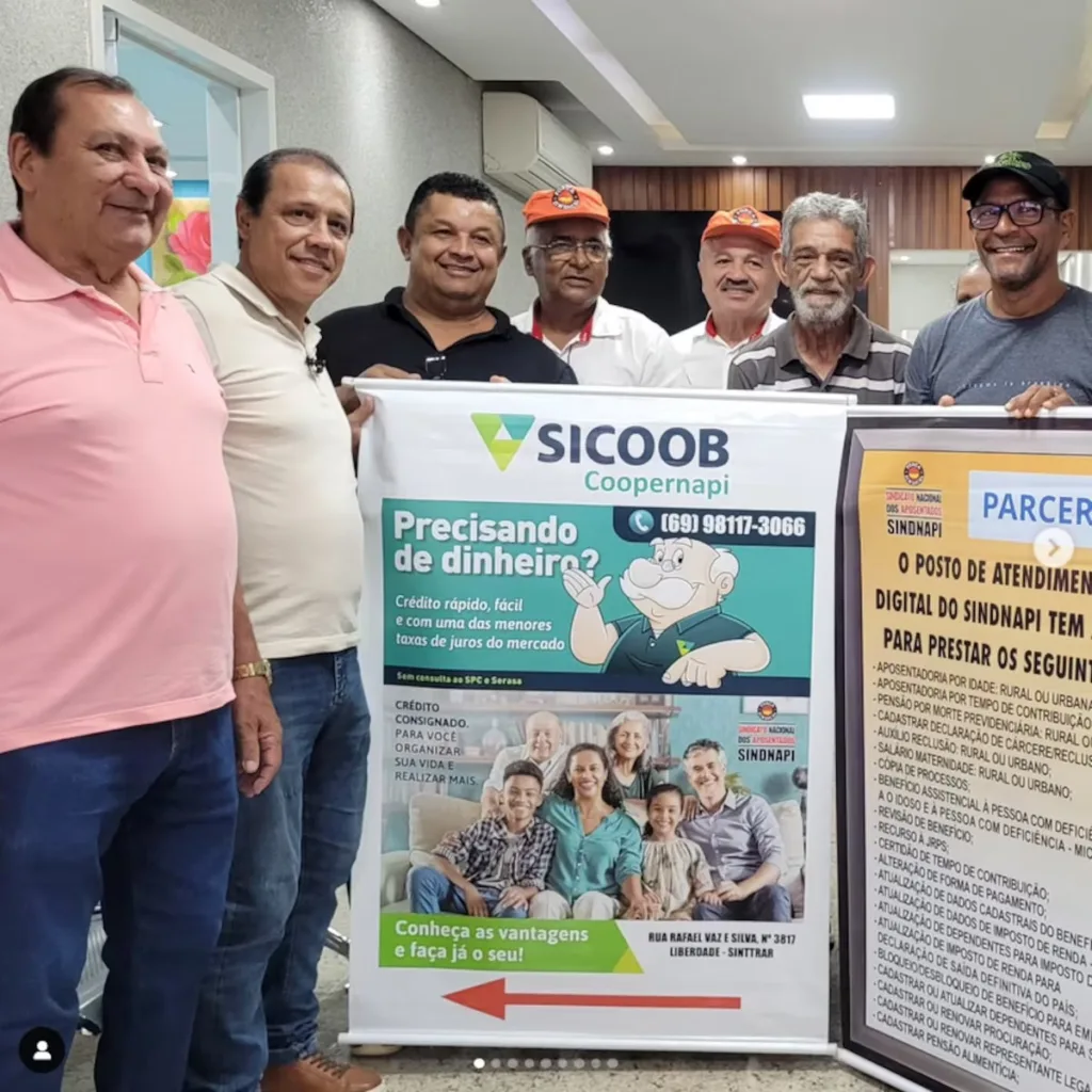 Esquema do INSS: Milton Cavalo é o segundo da esquerda para a direita. Ele aparece ao lado de banner da Sicoop Coopernapi, outra cooperativa de crédito, que ele presidiu entre 2018 e 2019. Crédito: Reprodução do Instagram