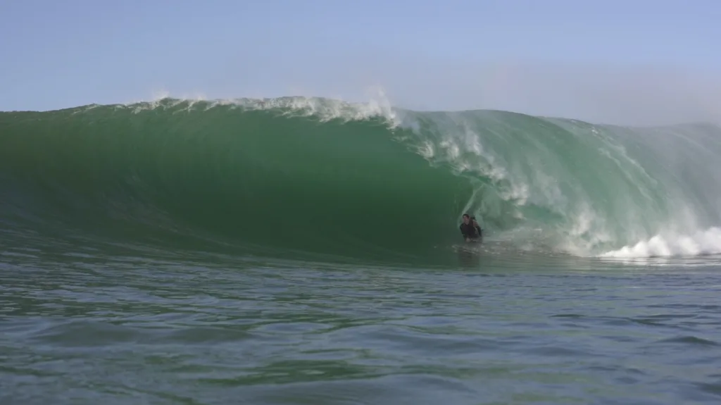 Sessão de surfe de ondas grandes no pico chamado de 2012, em Vila Velha