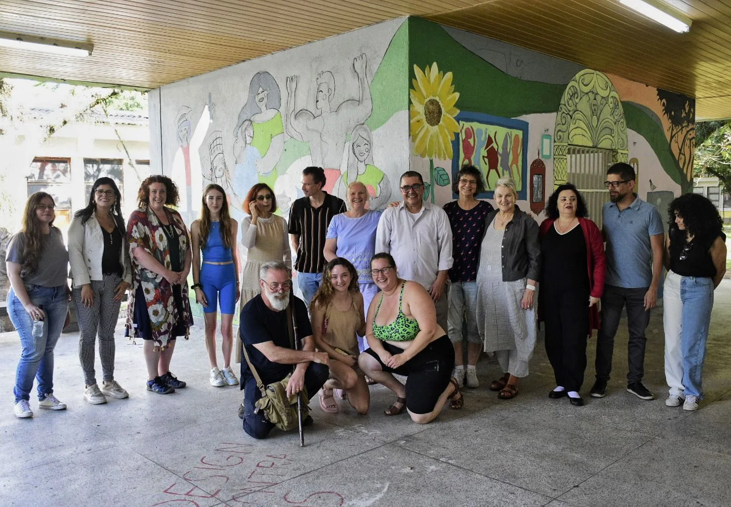 Alunos do País de Gales pintam paredes na Ufes