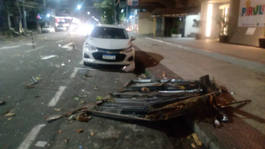 Vento causa queda de placa em Vitória