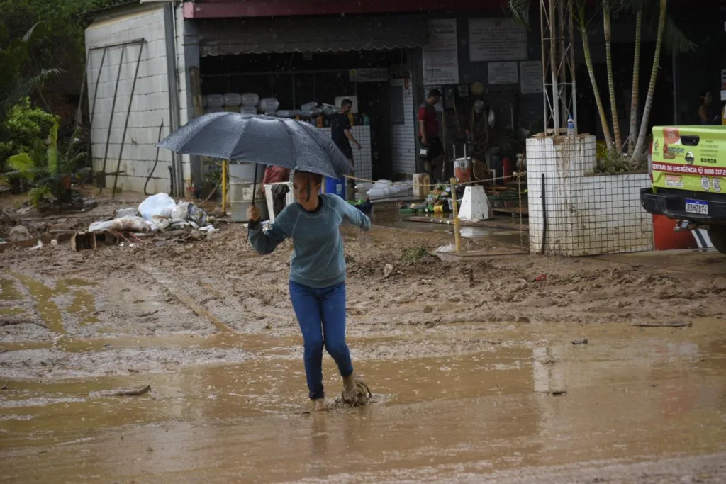 Pessoas buscam ajuda em Mimoso do Sul