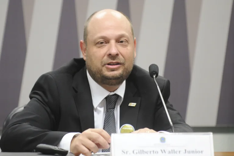 Novo presidente do INSS, Gilberto Waller Junior, disse que governo determinou prioridade para ressarcir aposentados e pensionistas. Crédito: Marcos Oliveira/Agência Senado